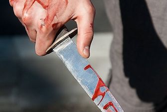 В Харькове мужчина напал на кассира лотереи, а потом порезал себе горло