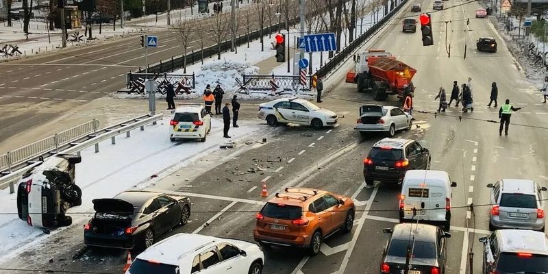 Первый день зимы: в центре Киева большое ДТП с пятью автомобилями