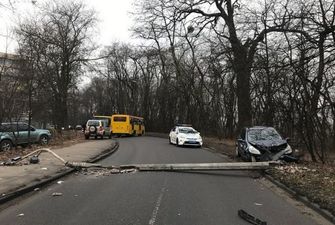 В Киеве водитель на скорости снес столб и попытался сбежать с места: фото