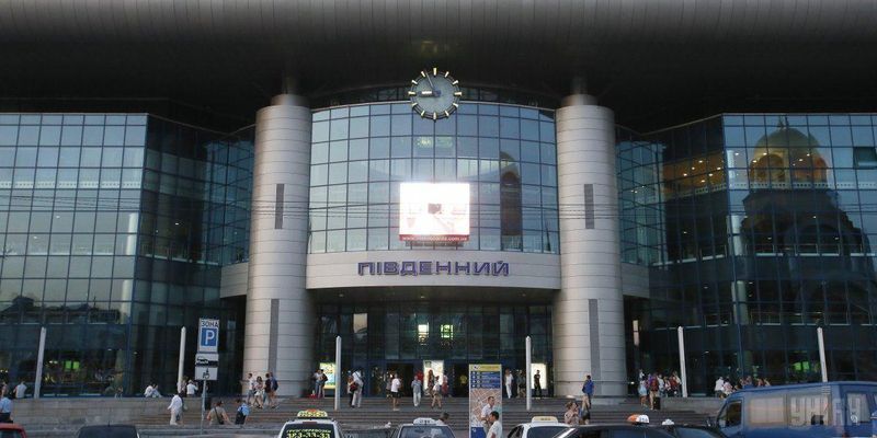 Розбило голову пасажиру: у Києві на вокзалі відвалилася плитка