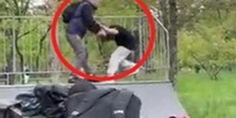 В Киеве мужчина избил двух подростков в парке
