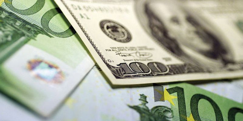 Курс валют: гривня суттєво знизилася до долара та євро