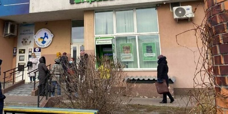Співробітники "ПриватБанку" назвонювали українці пізно ввечері, не думаючи закінчувати