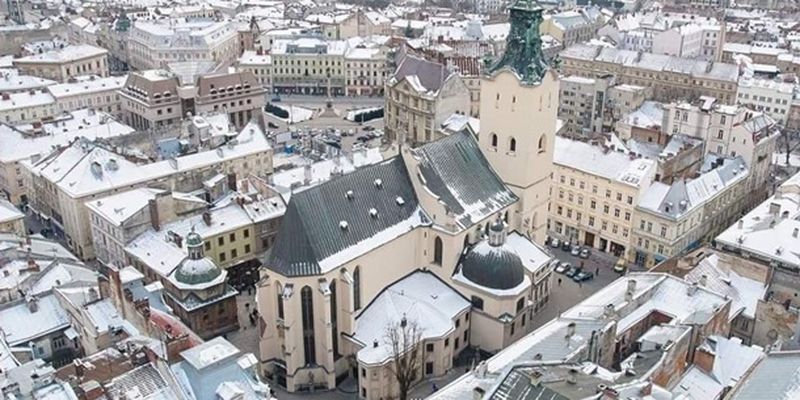 В центре Львова на парня упала снежная глыба
