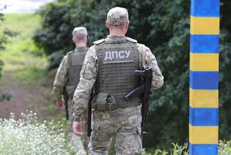 На кордоні з Румунією з застосуванням зброї зупинили позашляховик – є поранений