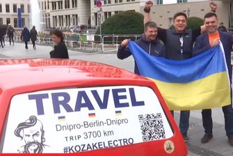 Украинцы доехали в Берлин на самодельном электрокаре
