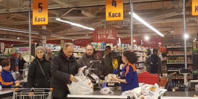 Українці зможуть "купити" готівку в магазині і аптеці: у НБУ пояснили, як це працюватиме