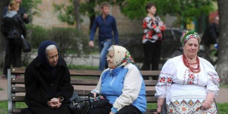 Уряд від 1 липня підвищить пенсії українцям з великим стажем
