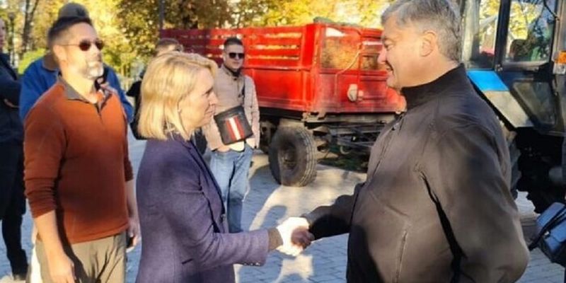 Порошенко зустрівся з послом США у зруйнованому росіянами парку