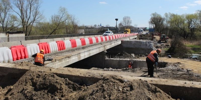 На Хмельнитчине идет ремонт трассы Стрый - Изварино