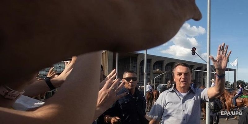 В Бразилии оштрафовали президента за отсутствие маски