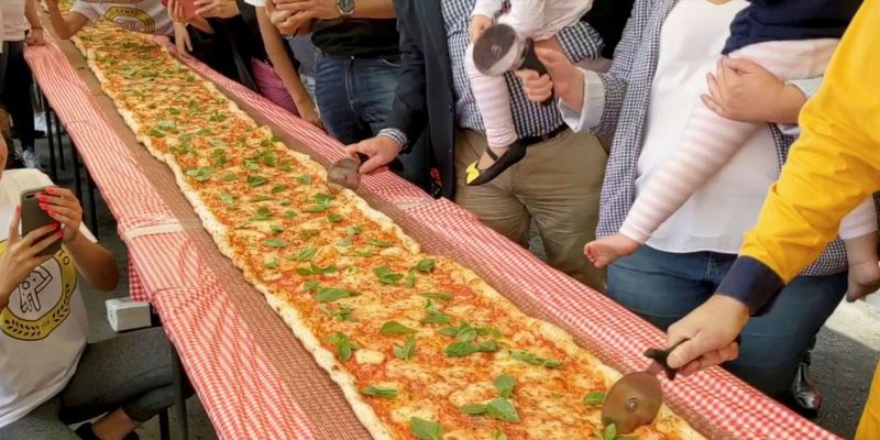 В Австралии приготовили 100-метровую пиццу, чтобы помочь собрать деньги для пожарных