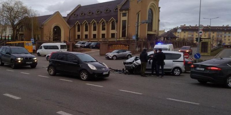 Под Киевом дорогу не поделили Volkswagen и Peugeot: у авто существенные повреждения