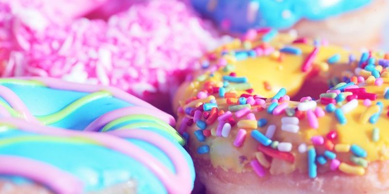 Полностью отказываться не нужно: диетолог развенчала главные мифы о сахаре при похудении
