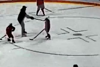 В России тренер бил клюшкой по голове юных хоккеистов: в сеть слили скандальное видео
