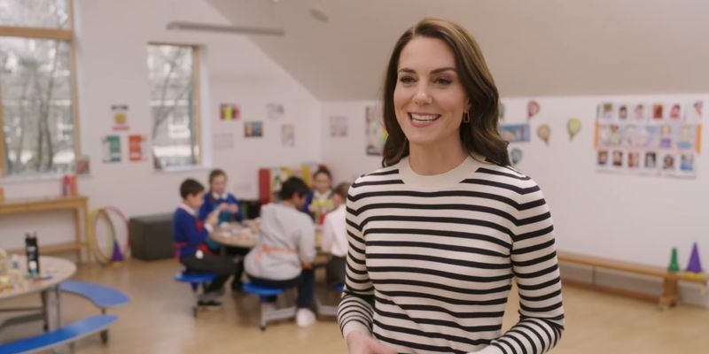 Кейт Миддлтон в модном полосатом свитере провела встречу со школьниками