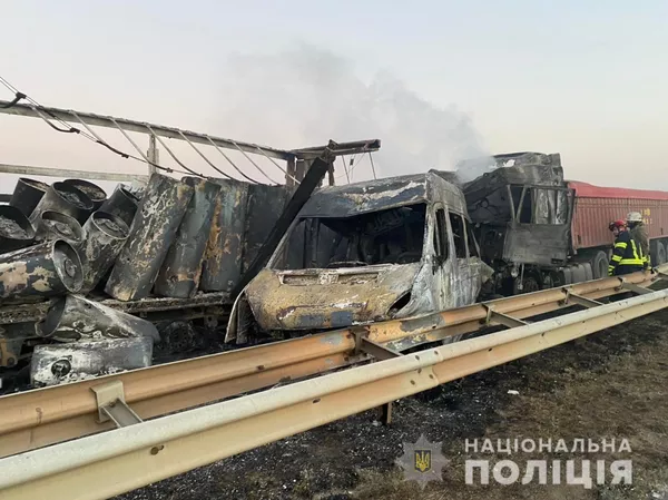 Трое погибших и почти 20 пострадавших: на трассе Киев-Одесса столкнулось 5 автомобилей - Фото 2