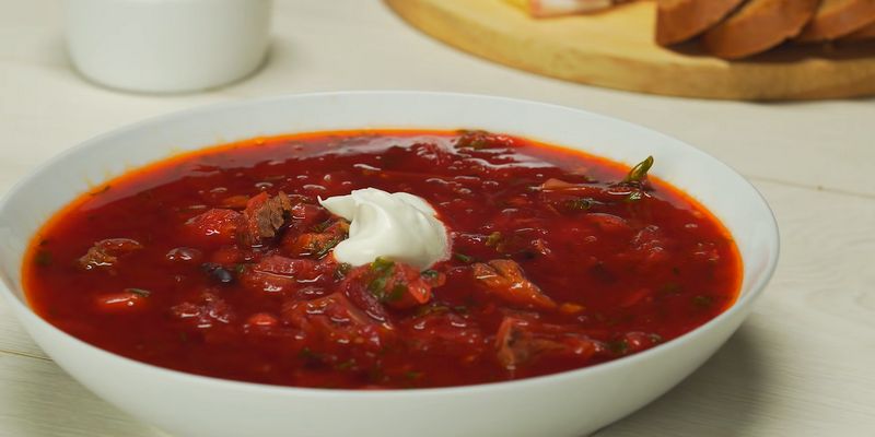 Борщ с жареной сметаной: оригинальный рецепт легендарного украинского блюда