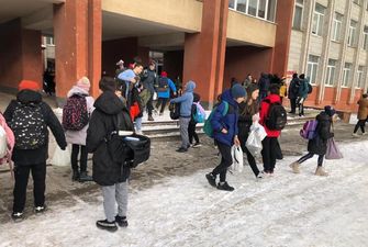 Во Львове "заминировали" все школы - детей эвакуировали: фото и видео