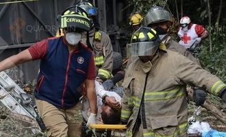 В Мексике автобус столкнулся тягачом: десятки раненых и погибших