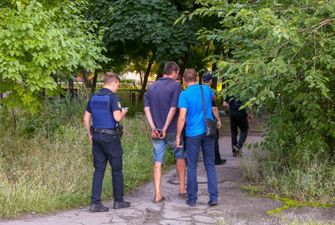 В Киеве двое бездомных выбросили собутыльника из окна