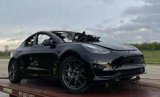 Электромобиль Tesla загорелся на ровном месте во время движения