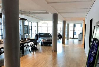Старому Mercedes 190 нашли очень необычное применение в офисе