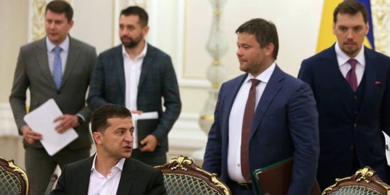Зеленского сильно ущемили: раскрыты реальные зарплаты президента и уволенного Богдана