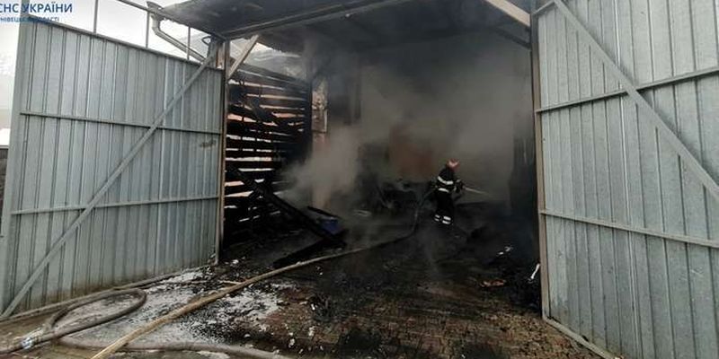 Під час пожежі у місті Чернівці вогнеборці врятували життя 3 людям