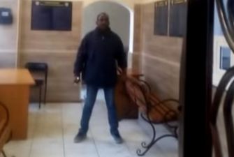 Темнокожий парень с ножом утроил дебош в одесском полицейском участке