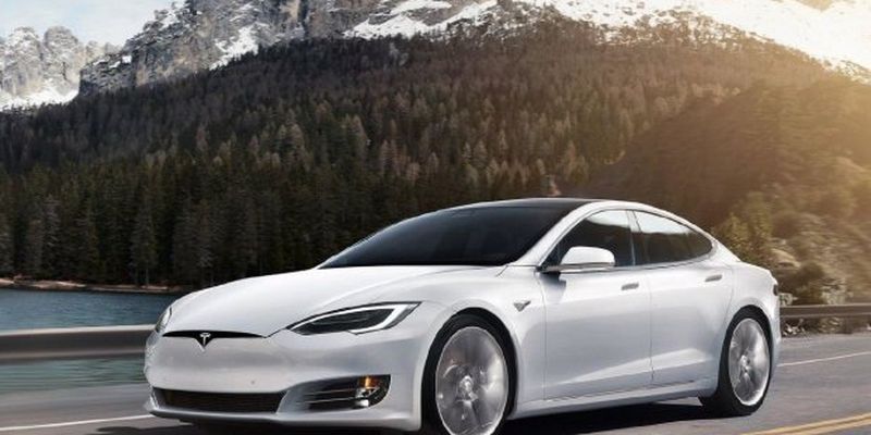 Власник Tesla перевірив автопілот спорткара на власній дружині: "жива мішень"