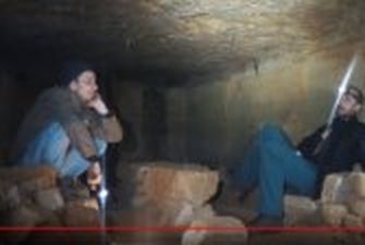 Скельские катакомбы: путешественники нашли штольню с каменной мебелью