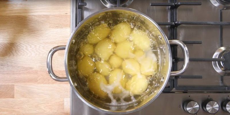 Будет гораздо вкуснее: что добавить в воду во время варки старого картофеля