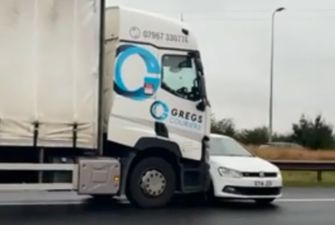 Мережу шокувало відео, як вантажівка штовхає боком Volkswagen Polo на шосе
