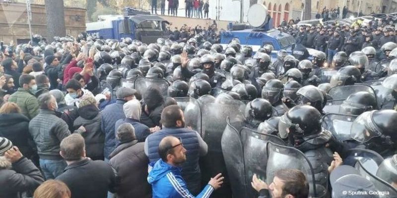 У Тбілісі поліція атакувала демонстрантів газом та водометами: фото та відео