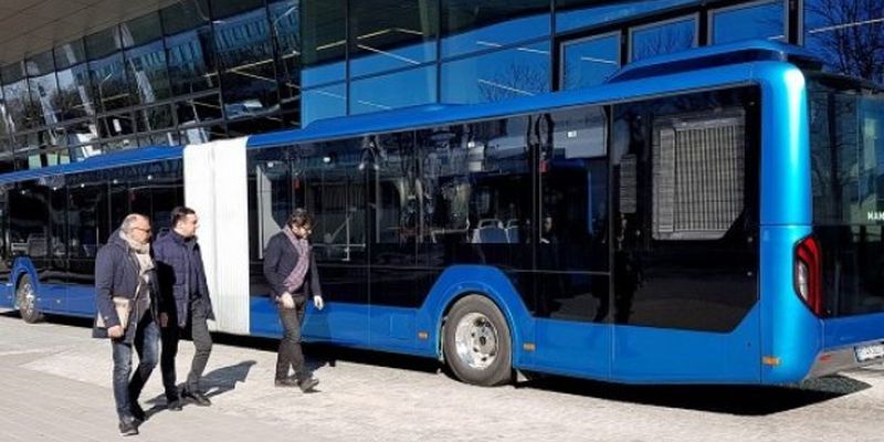 В Тбилиси месяц будет ездить 18-метровый автобус без пассажиров
