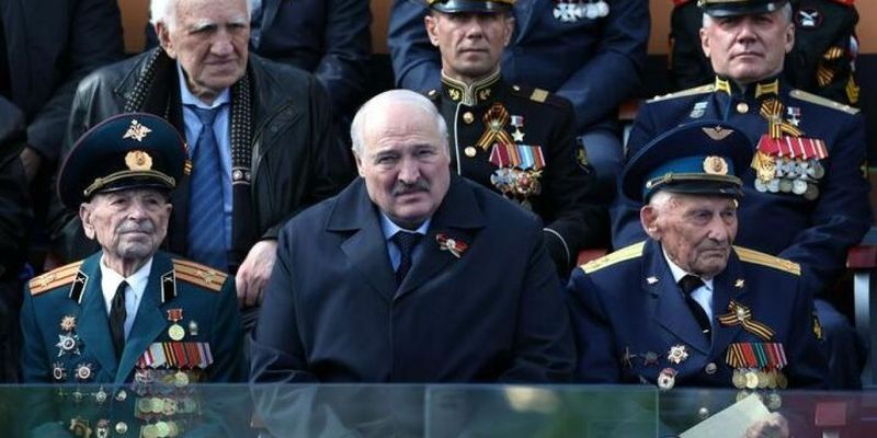 Лукашенко совсем плох: пришлось просить Путина на параде о снисхождении. ФОТО, ВИДЕО