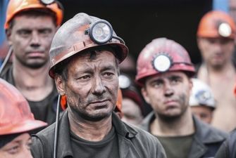 На Луганщині шахтарі другу добу протестують під землею