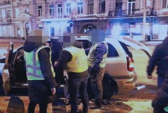 Били ломом до потери сознания: в Киеве сообщили о подозрении двум полицейским