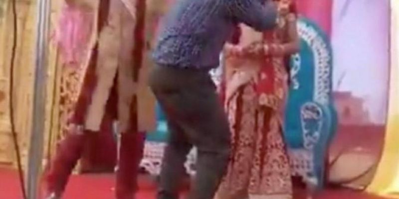 В Индии ревнивый жених дал затрещину фотографу: реакция невесты порадовала всех
