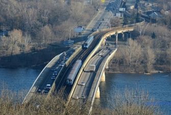В Киеве возобновляют движение по мостам Метро и Патона