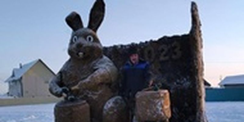 Якутский скульптор создал фигуру зайца из навоза
