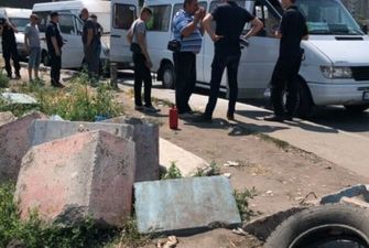В Киеве банда в балаклавах забросала маршрутку "коктейлями Молотова"