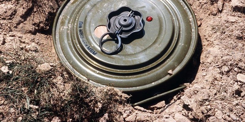 Возле детской площадки в Запорожье обнаружили противопехотные мины