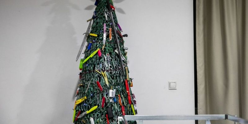 Литовские пограничники установили самую необычную елку в мире