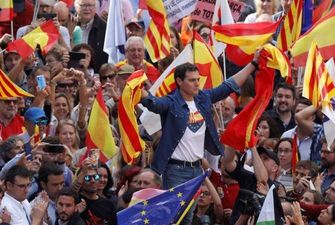 После акций сепаратистов в Барселоне прошел митинг за единую Испанию