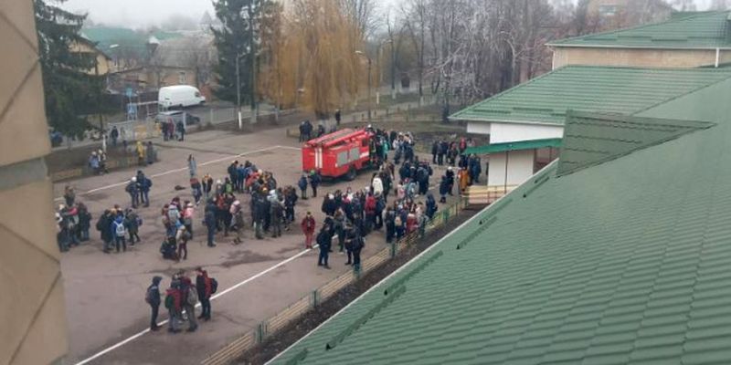 В школе на Киевщине распылили аэрозольный баллончик, учеников и учителей эвакуировали