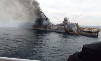 Последний выход крейсера "Москва" из бухты Севастополя: в Сети показали яркие кадры