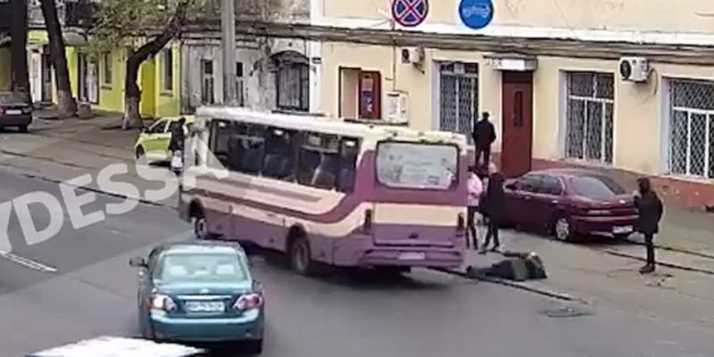 В Одессе женщина вылетела из маршрутки на ходу: момент попал на видео