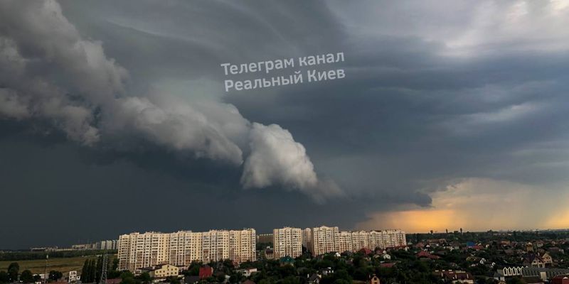 На Киев обрушился мощный ливень: видео разгула стихии